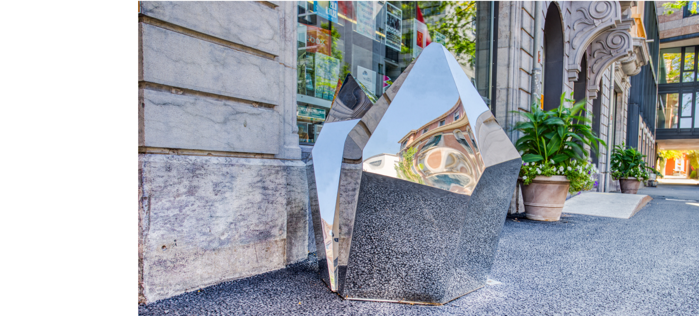 Sculpture en acier inoxydable en forme de cristal placée dans la rue devant le musée @Thomas Masotti