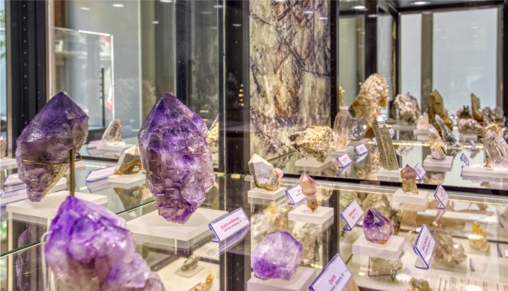 Collection de cristaux et minéraux dans une vitrine @Thomas Masotti