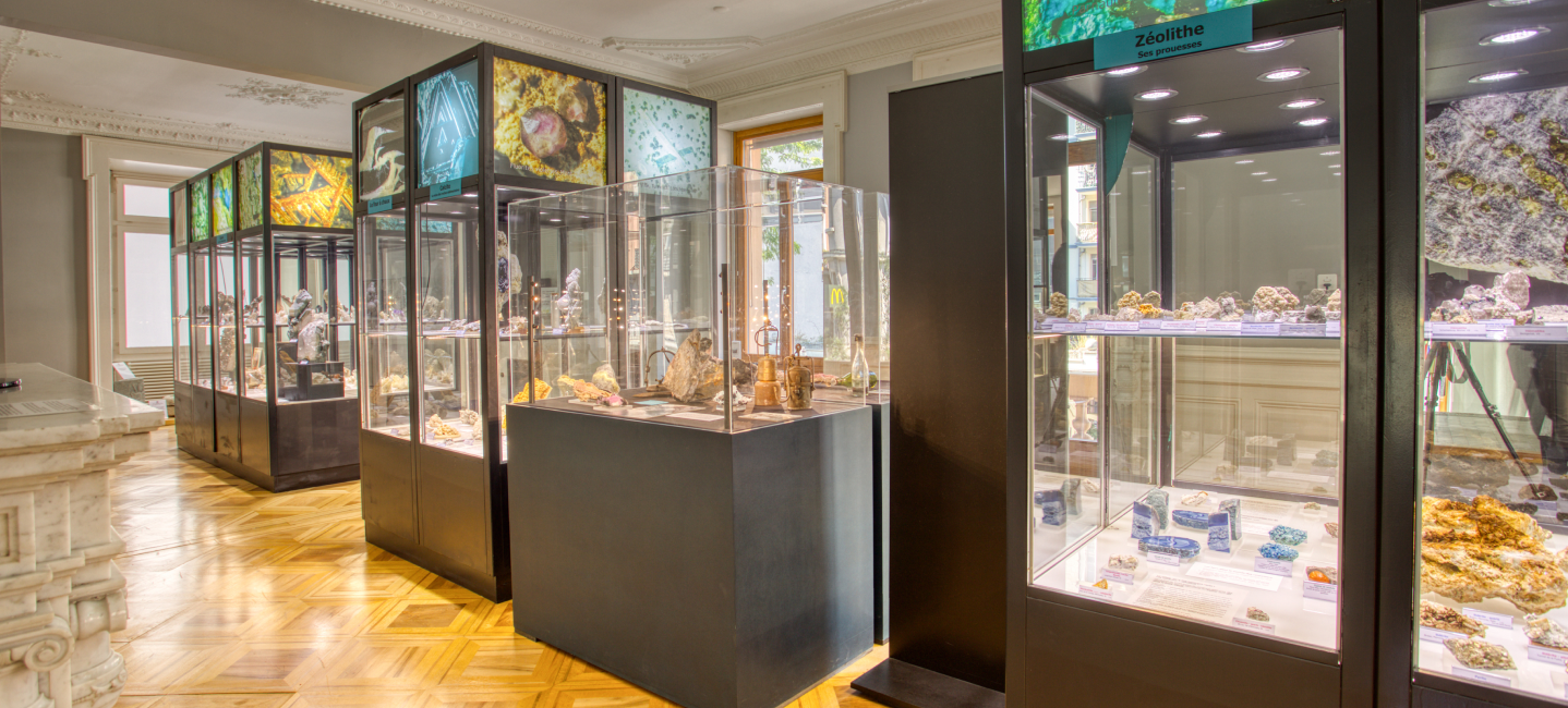 Plusieurs vitrines de collections de cristaux et minéraux @Thomas Masotti